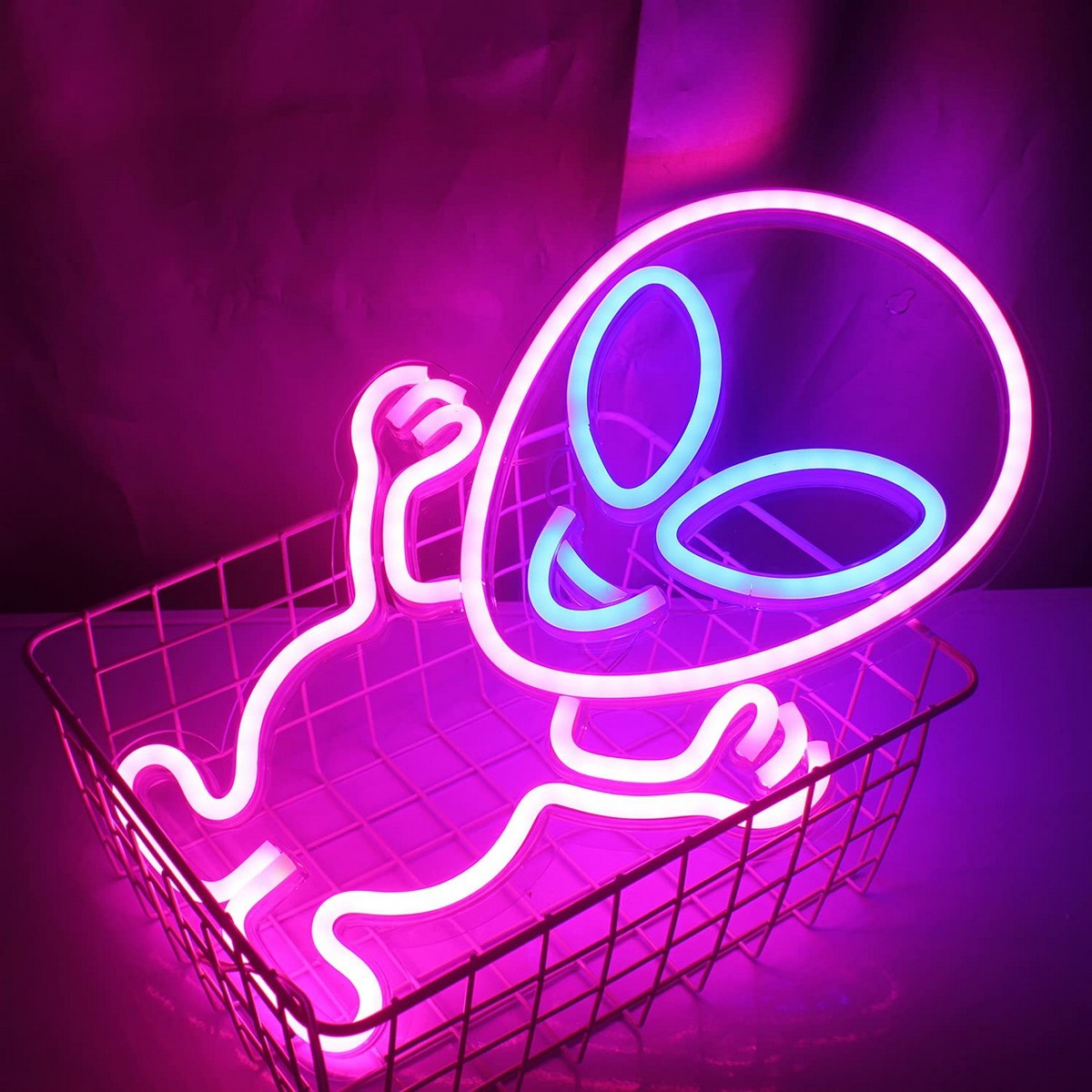 alienígena brilhante - parede com logotipo de néon