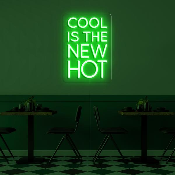 Sinal LED neon 3D na parede - Cool é o novo hot 75 cm
