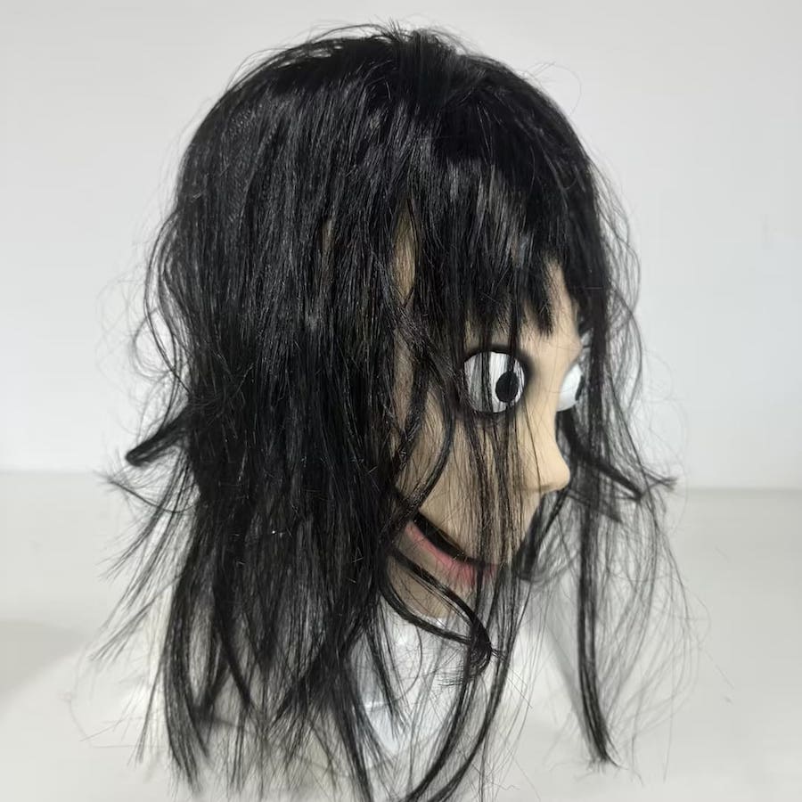 Menina com máscara facial assustadora (boneca) Momo