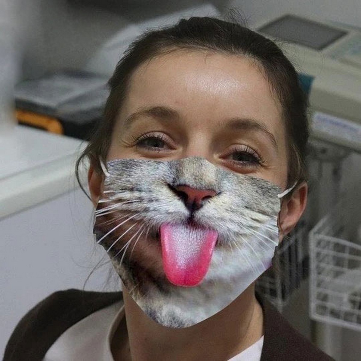 máscara no rosto gatinho com língua