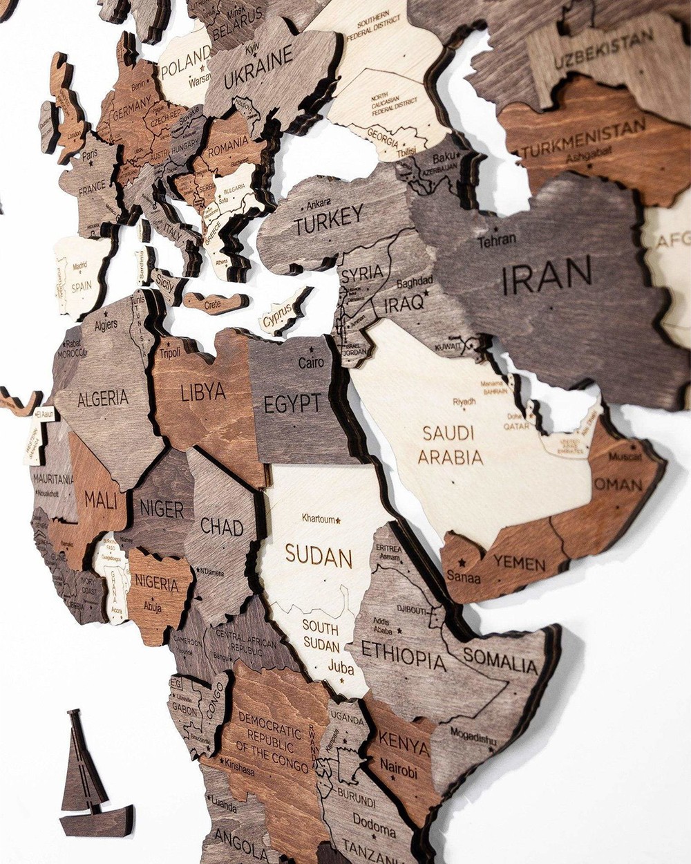 Mapa de madeira 3D nos continentes da parede