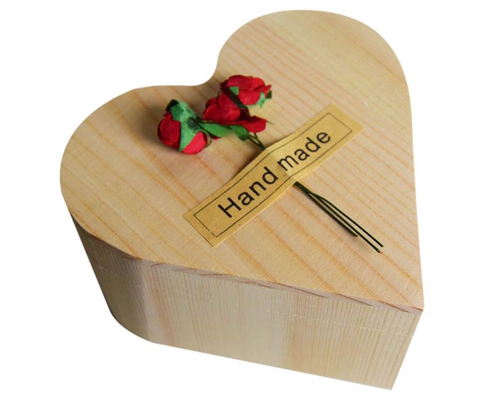 rosa em uma caixa em forma de coração de madeira