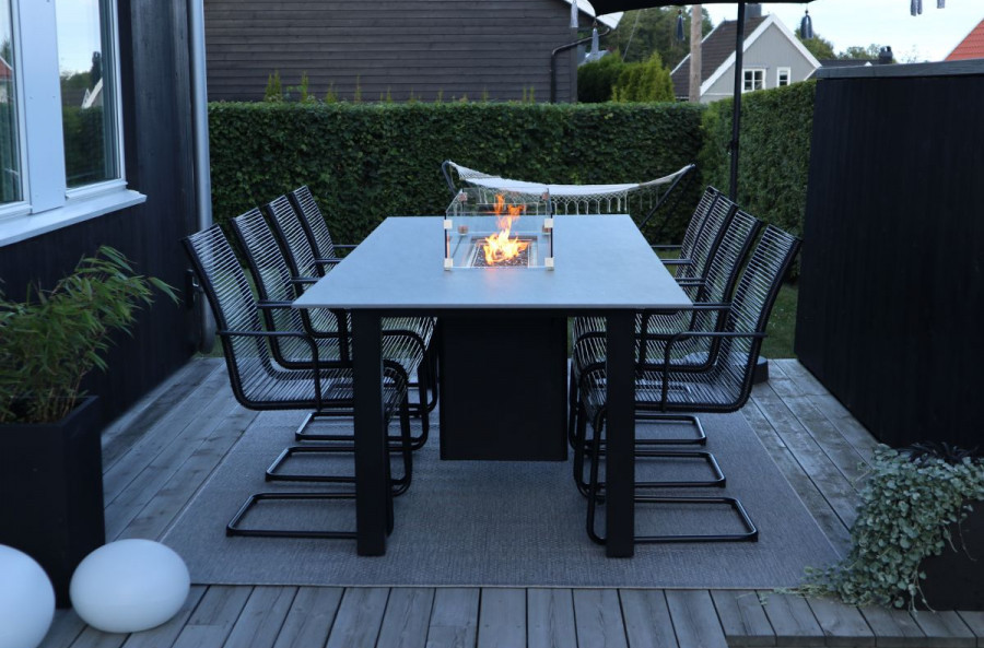 mesas de jantar para o jardim, terraço com lareira