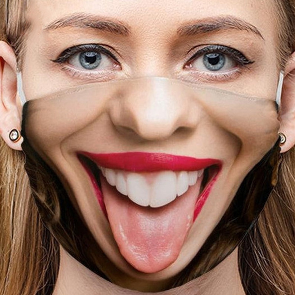 máscara engraçada no rosto mostra a língua