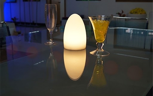 luz elegante sobre a mesa - ovo