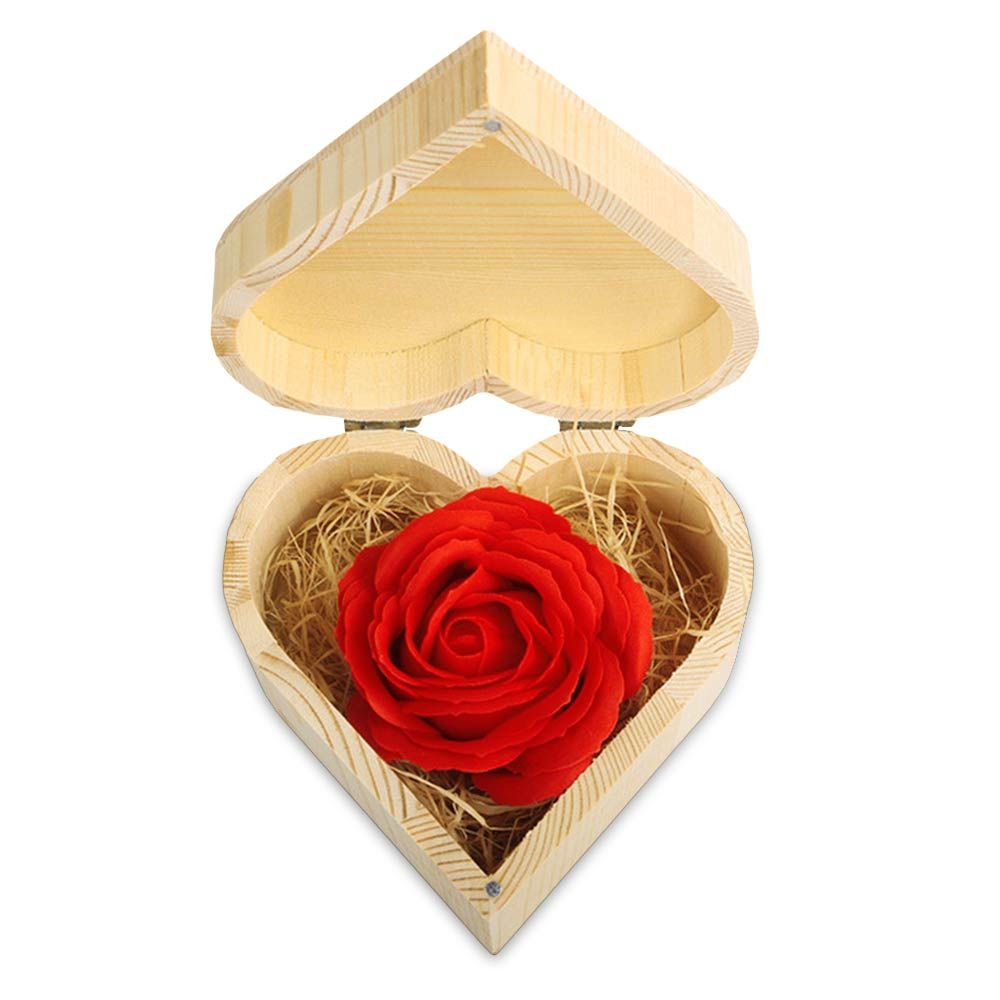 Rosas de sabão em uma caixa de madeira em forma de coração