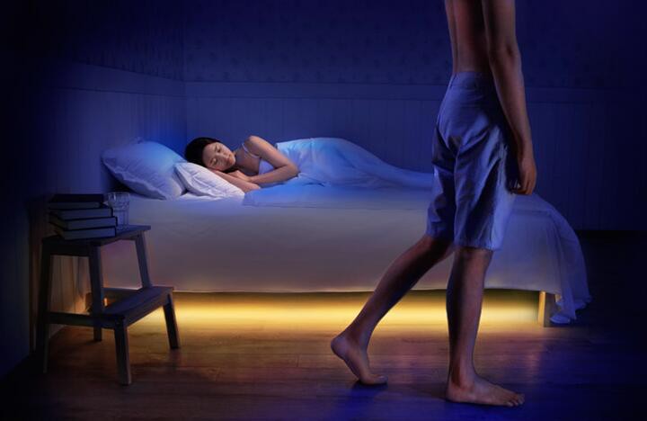 tiras de led definidas sob o sensor de movimento da cama