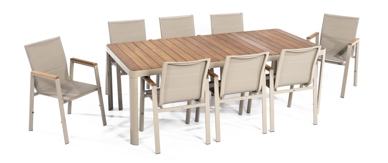 Grande mesa de jantar de jardim com cadeiras de design luxuoso.