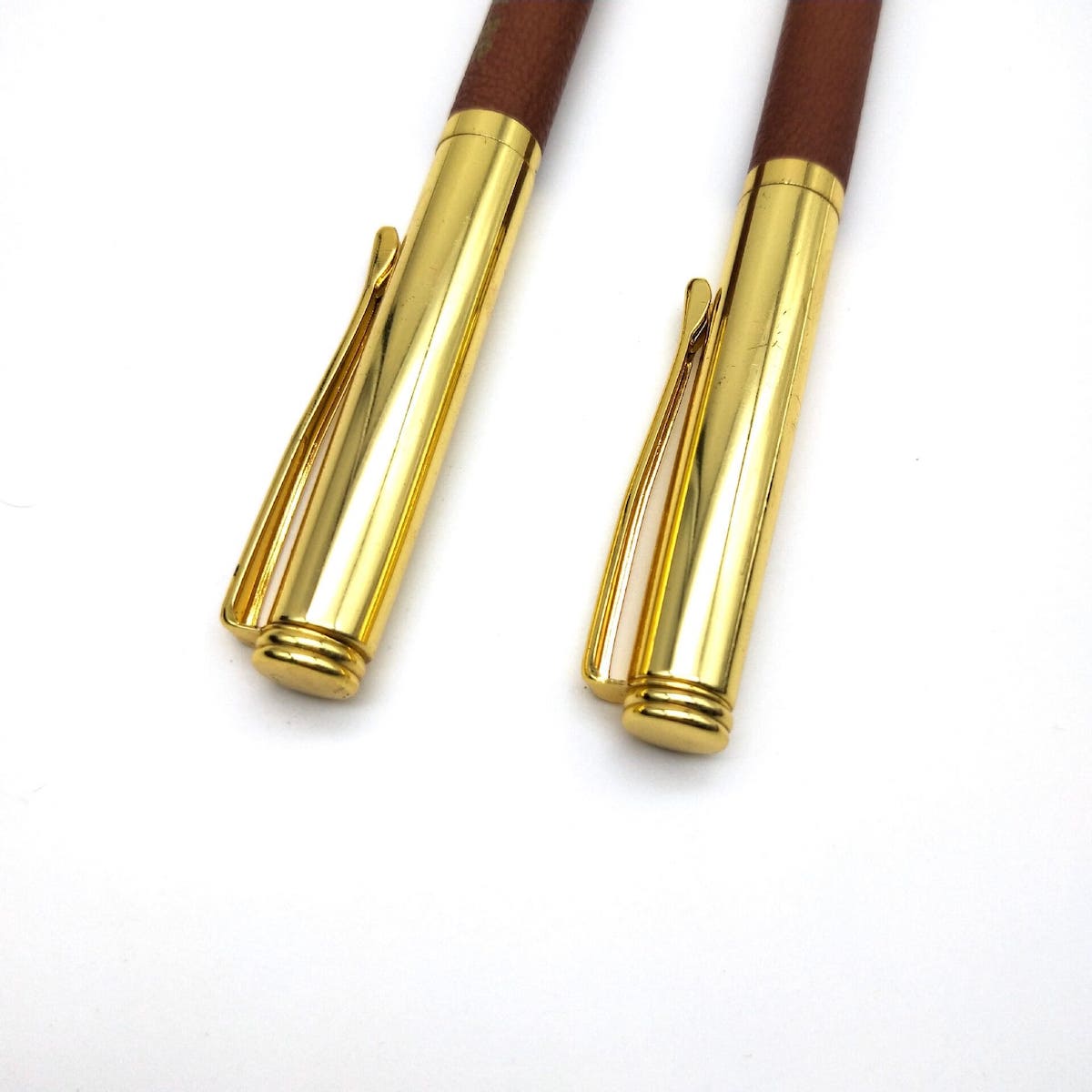 caneta esferográfica dourada de luxo com couro