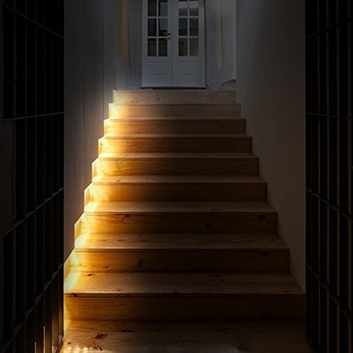 luz de orientação na faixa de led da escada