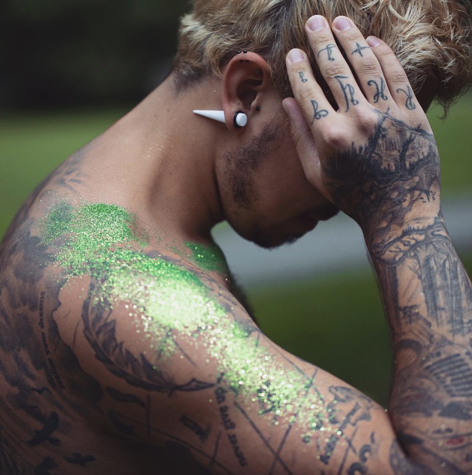 ornamentos brilhantes de glitter verde na pele do cabelo do corpo