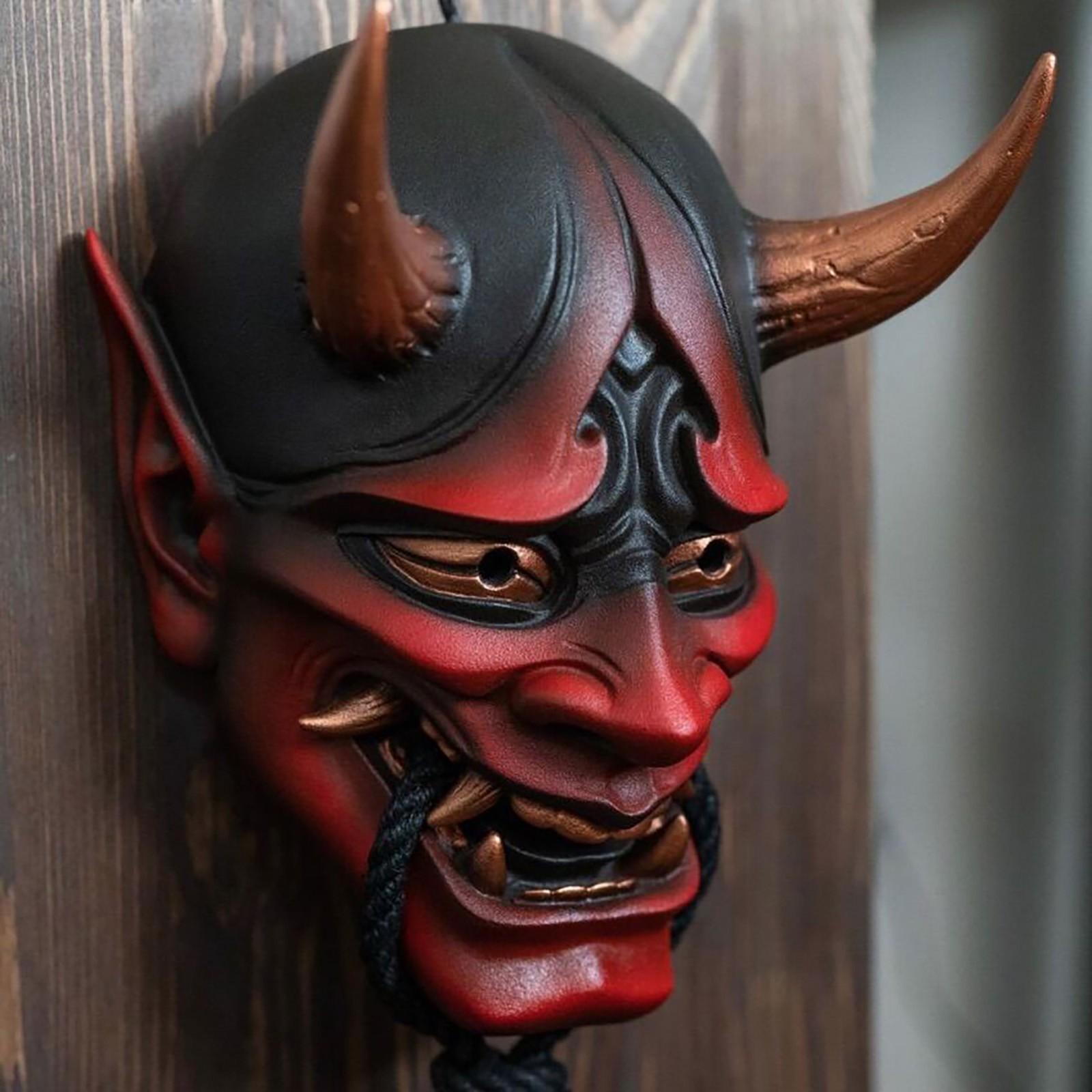Máscara de demônio japonês no rosto carnaval