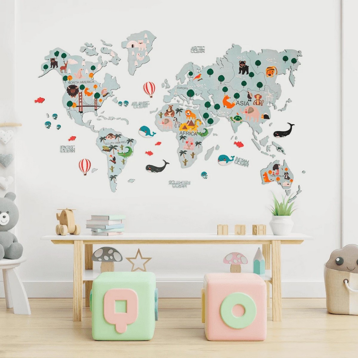 mapa-múndi infantil de madeira na parede