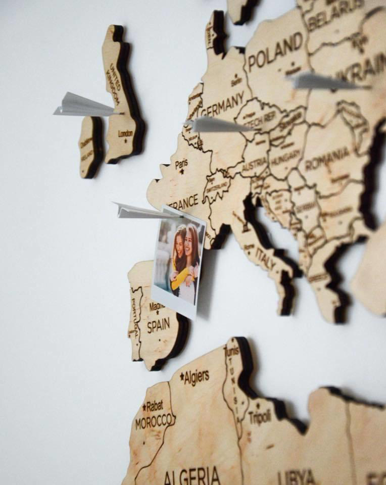 mapa de madeira na parede dos continentes cor de madeira clara