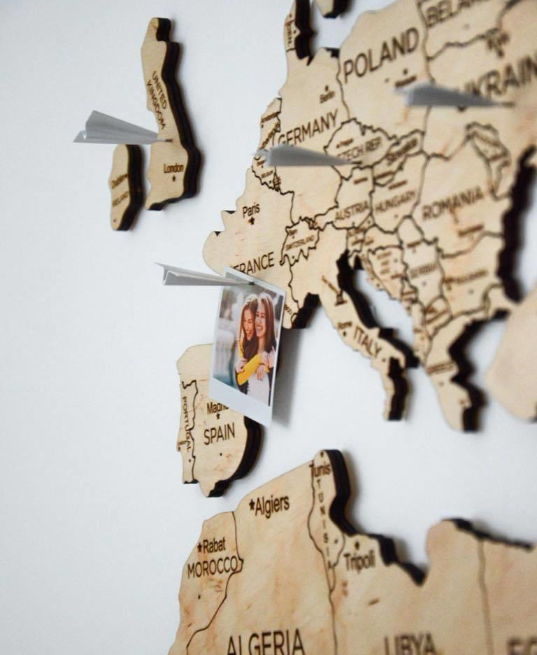mapa de madeira na parede alfinetes aviões