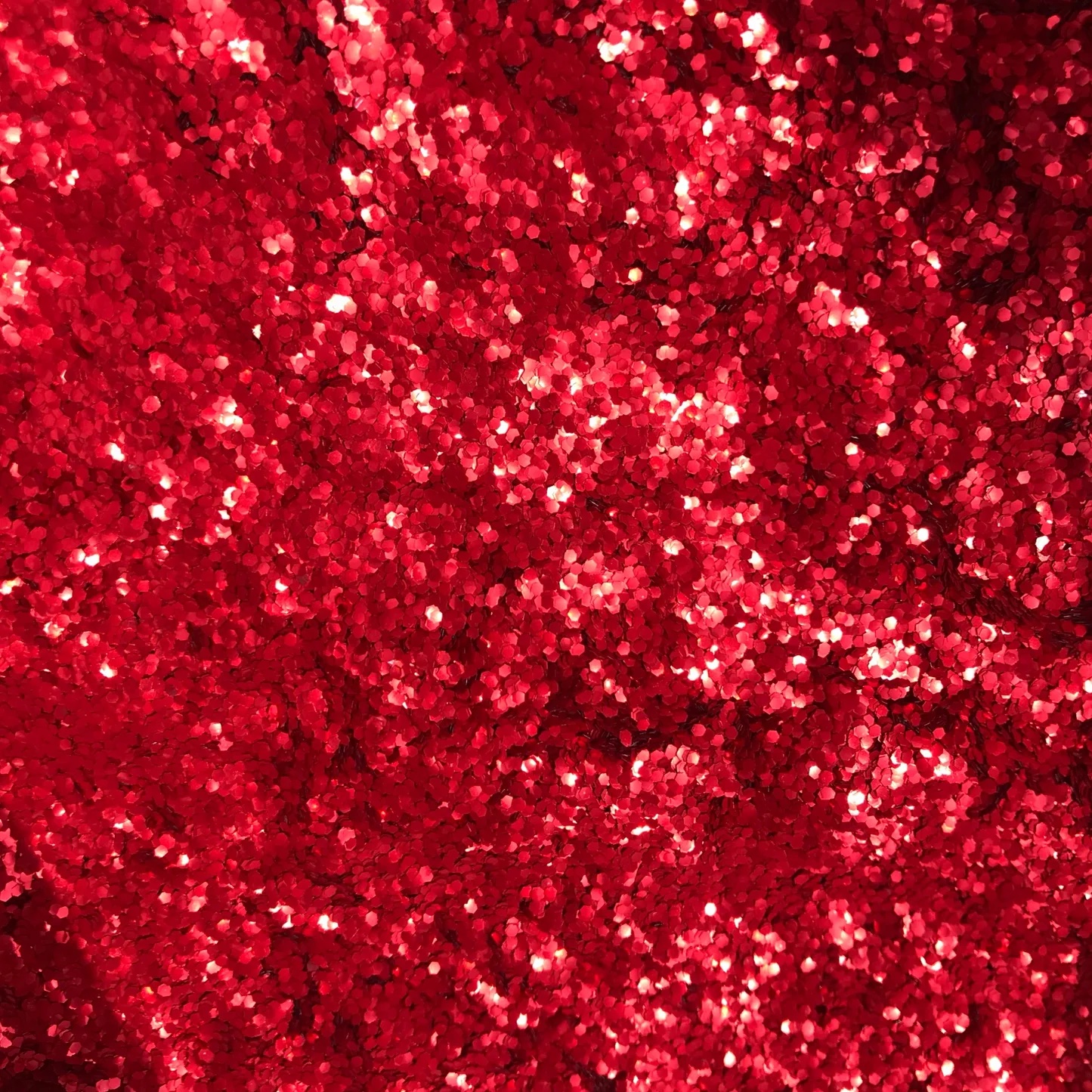 enfeites de glitter vermelho no cabelo do corpo brilhando